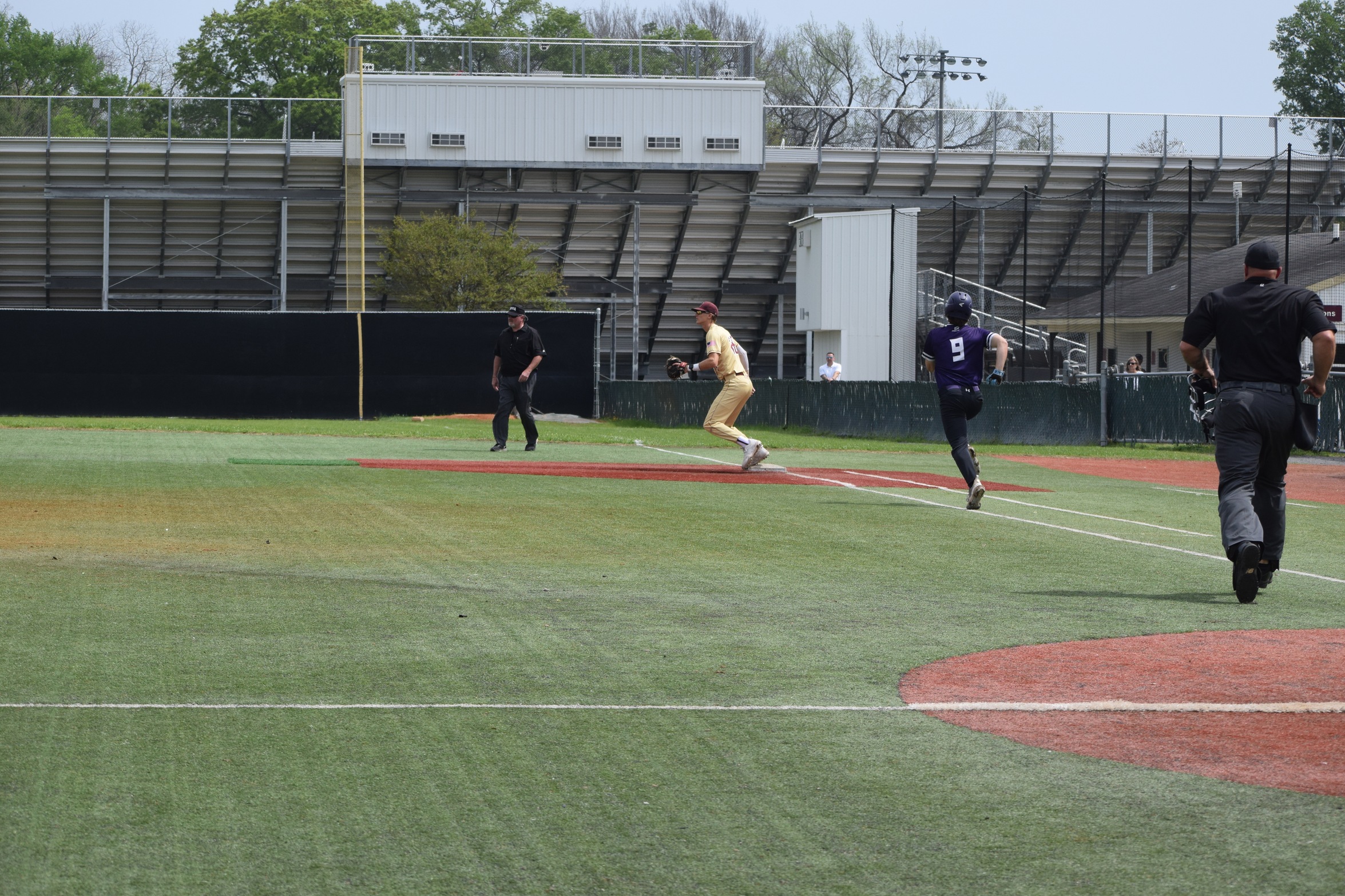 Sophomore 1B Alex Miller and the Diamond Gents are on the road this weekend in SCAC play to face Southwestern University.

PHOTO: Karen McLaughlin