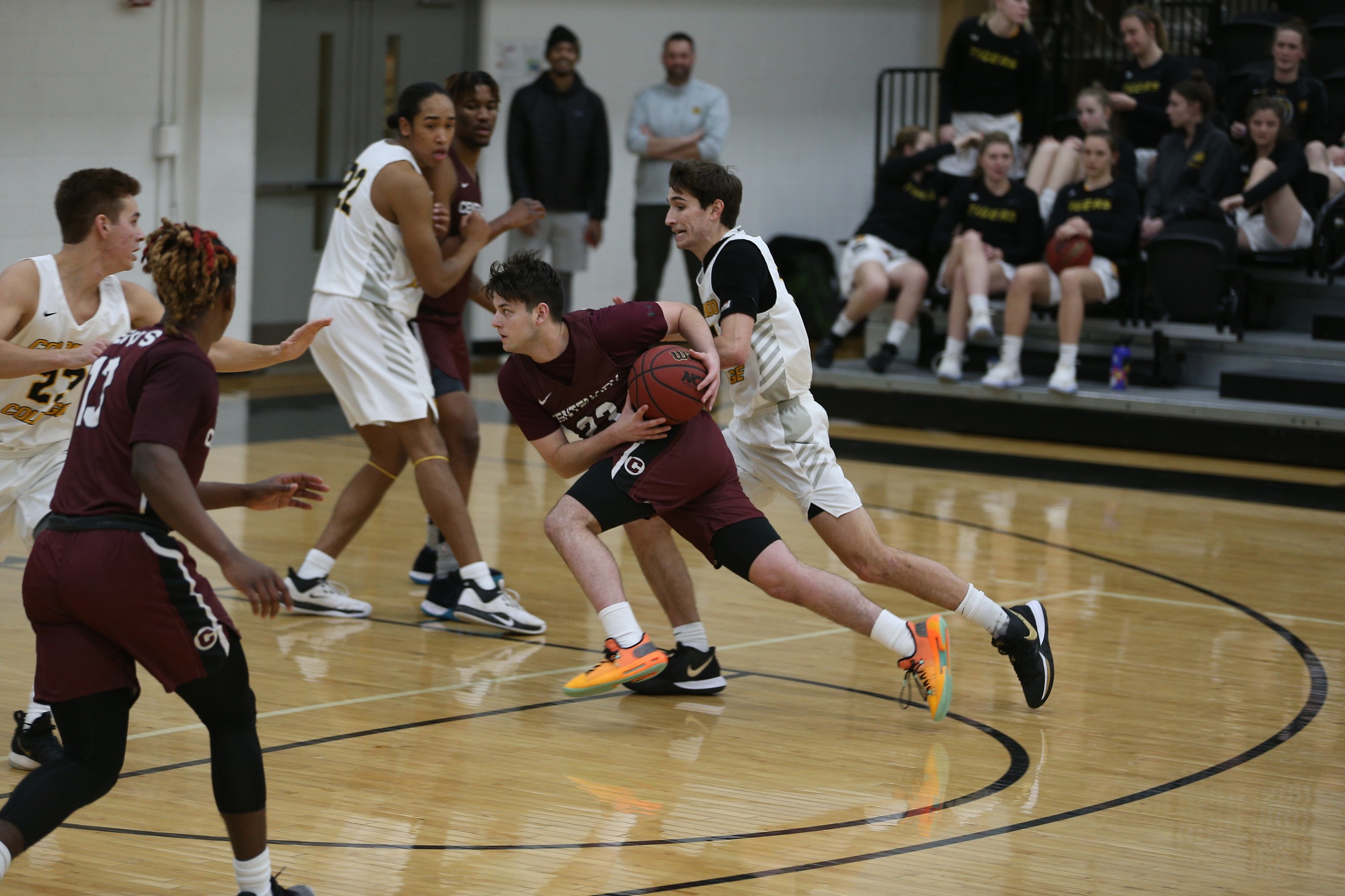 Gents Extend Winning Streak to Three with 76-73 Victory at Dallas