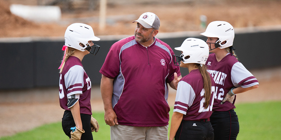 Ladies Softball Drops Pair of Heartbreakers to Schreiner