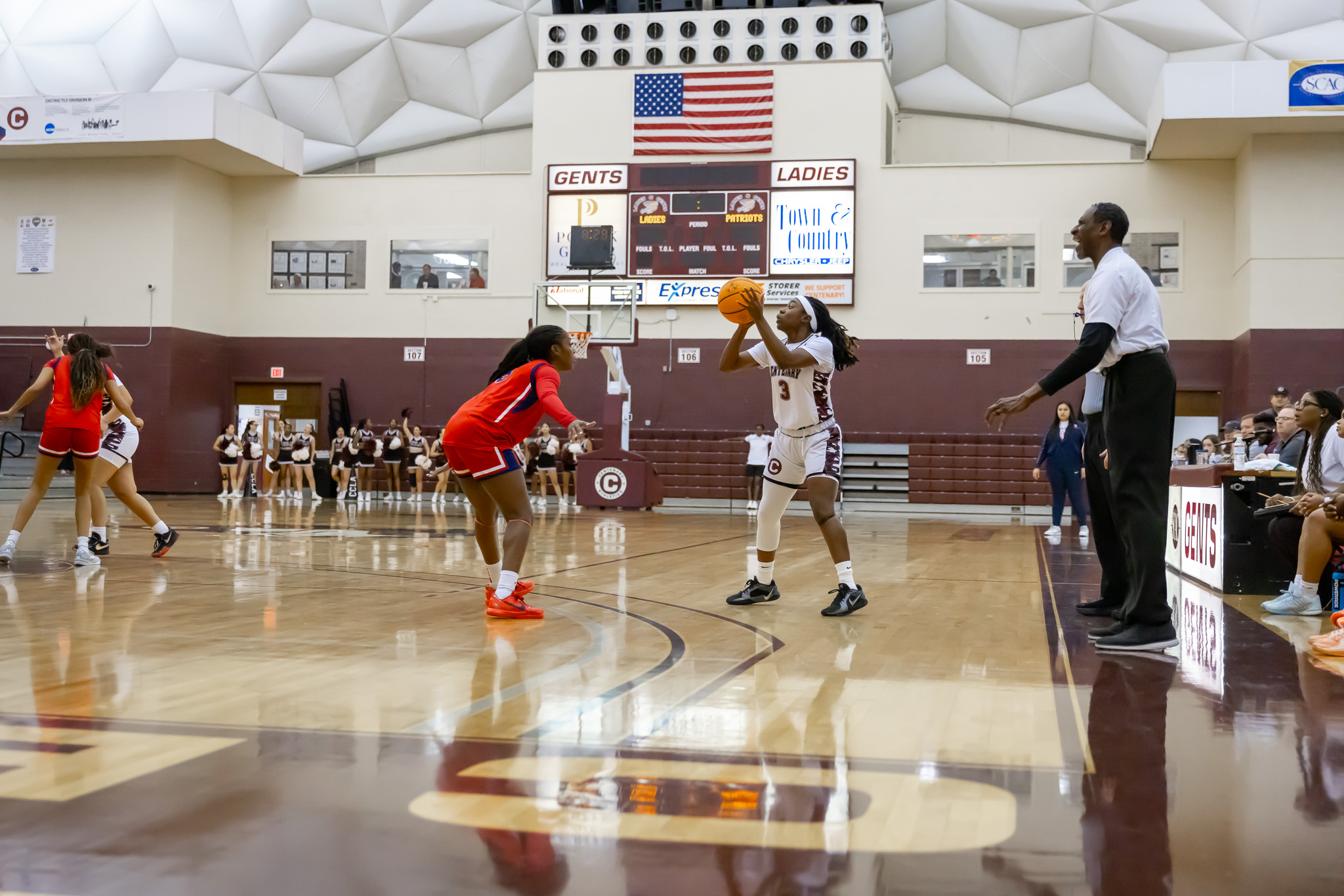 Senior G&nbsp;Amiyah Barrow&nbsp;(Baton Rouge, La.)&nbsp;and the Ladies will face McMurry and Schreiner on the road this weekend.

PHOTO: Calvin Hearns